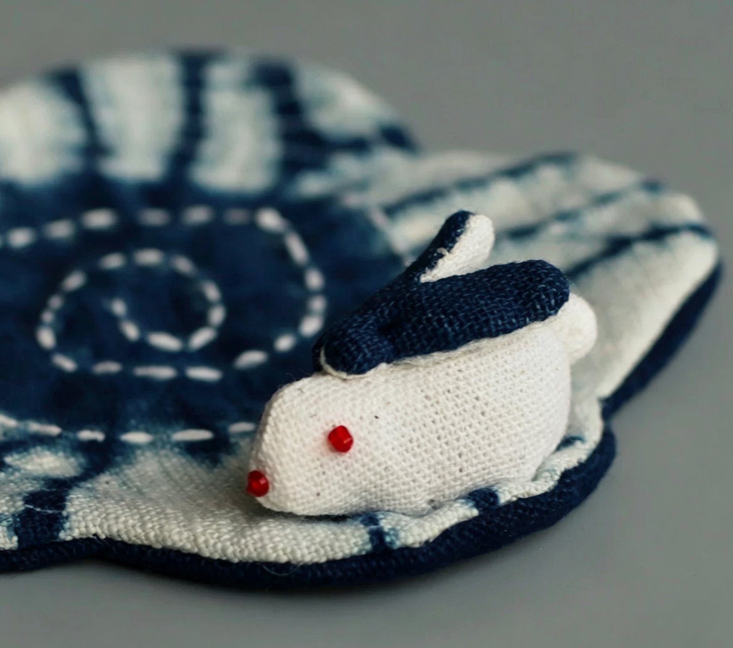 The Silent Guardian: Hand-Sewn Yunnan Tie-Dye Desktop Healing Mat